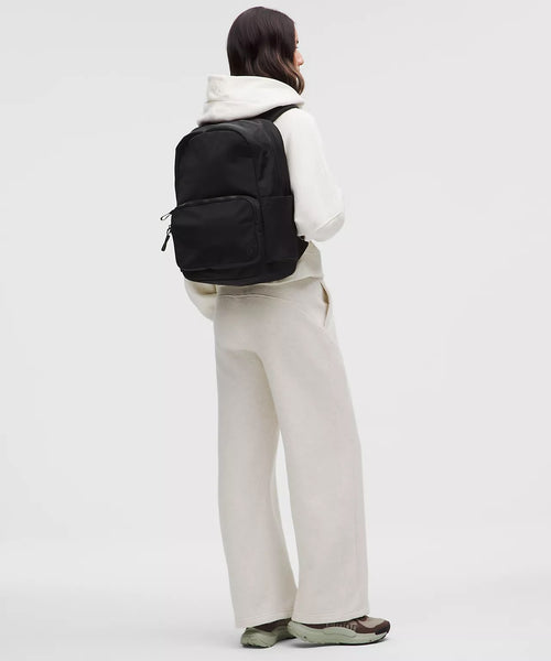 Everywhere Backpack 22L in black worn by a woman